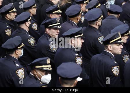 Des milliers d'officiers de police de diverses juridictions du pays assistent aux funérailles de l'officier de police du NYPD, Wilbert Mora, sur 2 février 2022, à New York, aux États-Unis. Le jeune officier a été tué avec son associé Jason Rivera il y a une semaine, tout en répondant à une perturbation domestique à Harlem. Son partenaire Jason Rivera a été mis au repos la semaine dernière. (Photo de John Lamparski/NurPhoto) Banque D'Images