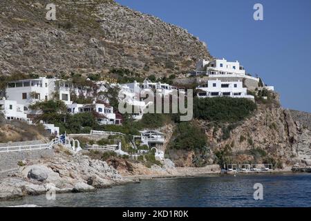 Ilidi Rock hote avec la petite plage ci-dessous. Livadia, le port et le village principal de l'île de Tilos avec les maisons à l'architecture traditionnelle blanchie à la chaux et la plage avec l'eau de mer cristalline. Telos est une petite île grecque méditerranéenne située dans la partie de la mer Égée des îles Dodécanèse avec une population de 780 habitants près de la côte turque. Fin 2018, Tilos est devenue la première île de la Méditerranée à fonctionner exclusivement sur l'énergie éolienne et solaire, une île verte autosuffisante, une initiative financée par l'UE pour l'énergie verte provenant de sources renouvelables protégeant l'environnement naturel. TI Banque D'Images