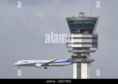 Le Boeing 787 tel qu'il a été vu voler derrière la tour de contrôle. ANA All Nippon Airways Boeing 787 Dreamliner comme vu sur l'approche finale de vol, faisant un tour et puis atterrissage à l'aéroport de Bruxelles Zaventem BRU. En arrivant de Tokyo, un Boeing B787-9 à corps large d'ANA Air Japan a l'immatriculation JA932A. La compagnie aérienne japonaise est membre du groupe d'aviation Star Alliance avec une flotte de 214 avions à réaction. L'industrie de l'aviation et le trafic de passagers sont en phase difficile, la pandémie du coronavirus Covid-19 ayant un impact négatif sur l'industrie du voyage Banque D'Images