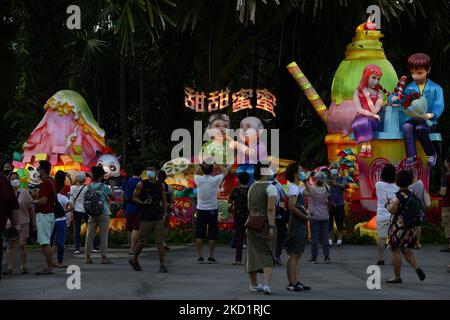 Les personnes sous masque protecteur prennent des photos avec une lanterne pendant le festival de la rivière Hongbao, qui a lieu dans le cadre de la célébration du nouvel an chinois dans les jardins de la baie de 3 février 2022 à Singapour. (Photo de Suhaimi Abdullah/NurPhoto) Banque D'Images