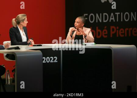 Christiane Taubira (C), candidate à la présidence de gauche, parle avec Anne-Sophie Lapix (L), journaliste et animateur de télévision française, à la fondation Abbe Pierre à Paris, sur 2 février 2022, lors d'une conférence sur le logement pauvre en France. (Photo de Michel Stoupak/NurPhoto) Banque D'Images