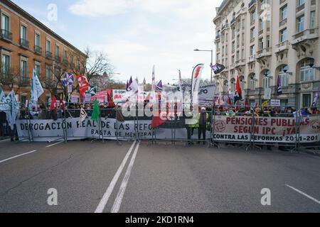 Plusieurs personnes, avec des drapeaux, lors d'un rassemblement pour exiger « l'abrogation véritable » de la réforme du travail, devant le Congrès des députés, sur 3 février 2022, à Madrid, en Espagne. Avec cette protestation, les manifestants exigent du gouvernement une « abrogation véritable » de la réforme du PP de 2012. Ils ne considèrent pas suffisamment les changements qui seront introduits par la réforme présentée par PSOE et Unidas Podemos, qui sera votée aujourd'hui au Congrès des députés. (Photo par Oscar Gonzalez/NurPhoto) Banque D'Images