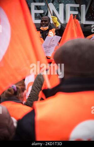 Les manifestants arborent des drapeaux orange aux couleurs de la CFDT (Confédération française des travailleurs) alors que plusieurs centaines de militants syndicaux se sont réunis à Paris en face du centre commercial Beaugrenelle de 3 février, 2022 participer à la marche des travailleurs non essentiels organisée par le syndicat pour exiger de meilleurs salaires et de meilleures conditions de travail pour les personnes en première ligne pendant la pandémie de COVID. (Photo de Samuel Boivin/NurPhoto) Banque D'Images