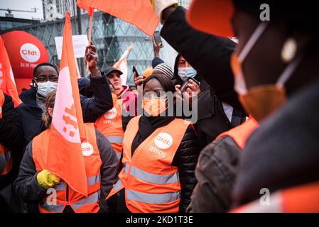 Plusieurs centaines d'activistes du syndicat CFDT (Confédération française des travailleurs) se sont réunis à Paris en face du centre commercial Beaugrenelle à 3 février, 2022 participer à la marche des travailleurs non essentiels organisée par le syndicat pour exiger de meilleurs salaires et de meilleures conditions de travail pour ceux qui étaient en première ligne pendant la pandémie de COVID. (Photo de Samuel Boivin/NurPhoto) Banque D'Images