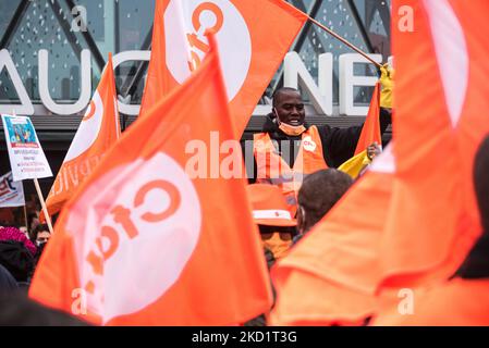 Les manifestants arborent des drapeaux orange aux couleurs de la CFDT (Confédération française des travailleurs) alors que plusieurs centaines de militants syndicaux se sont réunis à Paris en face du centre commercial Beaugrenelle de 3 février, 2022 participer à la marche des travailleurs non essentiels organisée par le syndicat pour exiger de meilleurs salaires et de meilleures conditions de travail pour les personnes en première ligne pendant la pandémie de COVID. (Photo de Samuel Boivin/NurPhoto) Banque D'Images
