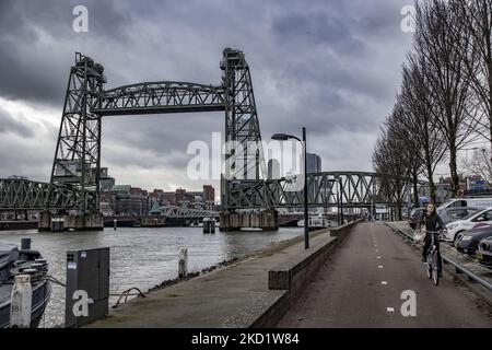 L'emblématique pont historique de Hef - Koningshavenbrug dans la ville portuaire néerlandaise de Rotterdam peut être démantelé pour que le Superyacht de Jeff Bezos passe sous, car le mât du voilier dépasse la hauteur du pont. Le pont élévateur à deux tours est un ancien pont ferroviaire en acier reliant l'île Noordereiland, dans le fleuve Maas, dans la partie sud de Rotterdam. Le pont a été construit en 1877 et a subi des dommages lors des attentats allemands de 1940. Depuis 2017, après les travaux de rénovation, la municipalité a promis que le pont ne serait plus jamais démantelé. Le superyacht pour le multibi Banque D'Images