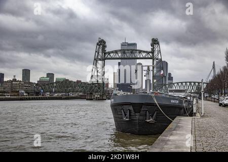 L'emblématique pont historique de Hef - Koningshavenbrug dans la ville portuaire néerlandaise de Rotterdam peut être démantelé pour que le Superyacht de Jeff Bezos passe sous, car le mât du voilier dépasse la hauteur du pont. Le pont élévateur à deux tours est un ancien pont ferroviaire en acier reliant l'île Noordereiland, dans le fleuve Maas, dans la partie sud de Rotterdam. Le pont a été construit en 1877 et a subi des dommages lors des attentats allemands de 1940. Depuis 2017, après les travaux de rénovation, la municipalité a promis que le pont ne serait plus jamais démantelé. Le superyacht pour le multibi Banque D'Images