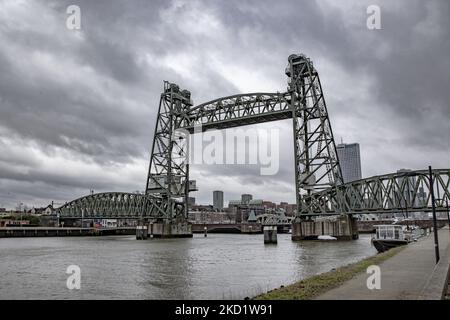 L'emblématique pont historique de Hef - Koningshavenbrug dans la ville portuaire néerlandaise de Rotterdam peut être démantelé pour que le Superyacht de Jeff Bezos passe sous, car le mât du voilier dépasse la hauteur du pont. Le pont élévateur à deux tours est un ancien pont ferroviaire en acier reliant l'île Noordereiland, dans le fleuve Maas, dans la partie sud de Rotterdam. Le pont a été construit en 1877 et a subi des dommages lors des attentats allemands de 1940. Depuis 2017, après les travaux de rénovation, la municipalité a promis que le pont ne serait plus jamais démantelé. Le superyacht pour le multibi Banque D'Images