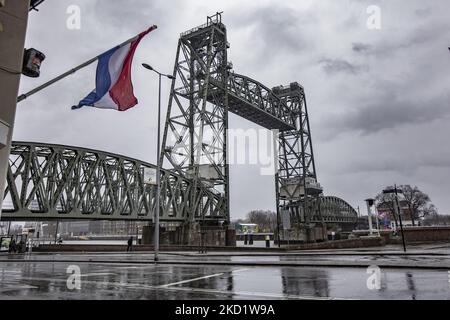 L'emblématique pont historique de Hef - Koningshavenbrug dans la ville portuaire néerlandaise de Rotterdam peut être démantelé pour que le Superyacht de Jeff Bezos passe sous, car le mât du voilier dépasse la hauteur du pont. Le pont élévateur à deux tours est un ancien pont ferroviaire en acier reliant l'île Noordereiland, dans le fleuve Maas, dans la partie sud de Rotterdam. Le pont a été construit en 1877 et a subi des dommages lors des attentats allemands de 1940. Depuis 2017, après les travaux de rénovation, la municipalité a promis que le pont ne serait plus jamais démantelé. Le superyacht pour le multibi Banque D'Images