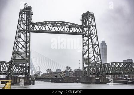 L'emblématique pont historique de Hef - Koningshavenbrug dans la ville portuaire néerlandaise de Rotterdam peut être démantelé pour que le Superyacht de Jeff Bezos passe sous, car le mât du voilier dépasse la hauteur du pont. Le pont élévateur à deux tours est un ancien pont ferroviaire en acier reliant l'île Noordereiland, dans le fleuve Maas, dans la partie sud de Rotterdam. Le pont a été construit en 1877 et a subi des dommages lors des attentats allemands de 1940. Depuis 2017, après les travaux de rénovation, la municipalité a promis que le pont ne serait plus jamais démantelé. Le superyacht pour le multibi Banque D'Images