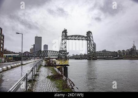 L'emblématique pont historique de Hef - Koningshavenbrug dans la ville portuaire néerlandaise de Rotterdam peut être démantelé pour que le Superyacht de Jeff Bezos passe sous, car le mât du voilier dépasse la hauteur du pont. Le pont élévateur à deux tours est un ancien pont ferroviaire en acier reliant l'île Noordereiland, dans le fleuve Maas, dans la partie sud de Rotterdam. Le pont a été construit en 1877 et a subi des dommages lors des attentats allemands de 1940. Depuis 2017, après les travaux de rénovation, la municipalité a promis que le pont ne serait plus jamais démantelé. Le superyacht pour le multibi Banque D'Images