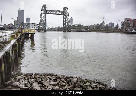 L'emblématique pont historique de Hef - Koningshavenbrug dans la ville portuaire néerlandaise de Rotterdam peut être démantelé pour que le Superyacht de Jeff Bezos passe sous, car le mât du voilier dépasse la hauteur du pont. Le pont élévateur à deux tours est un ancien pont ferroviaire en acier reliant l'île Noordereiland, dans le fleuve Maas, dans la partie sud de Rotterdam. Le pont a été construit en 1877 et a subi des dommages lors des attentats allemands de 1940. Depuis 2017, après les travaux de rénovation, la municipalité a promis que le pont ne serait plus jamais démantelé. Le superyacht pour le multibi Banque D'Images