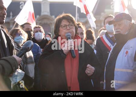 Le maire de Lille, Martine Aubry, parle lors d'une manifestation contre le racisme et l'extrême droite, place de la République à Lille, 5 février 2022. Environ 300 personnes se sont rassemblées sur 5 février 2022 le matin en présence du maire du PS, Martine Aubry, Et à l'appel de SOS racisme et de la Ligue des droits de l'homme de dire "non au racisme, non à l'extrême droite" dans le centre de Lille avant une rencontre du candidat présidentiel, Eric Zemmour. (Photo de Samuel Boivin/NurPhoto) Banque D'Images