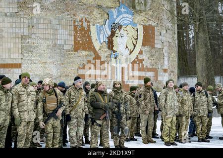 Des volontaires de la Brigade de défense territoriale de Kiev en 112th assistent à une formation militaire dans la périphérie de la ville. Le Ministère de la défense a créé des brigades de défense dans les grandes villes en raison de la tension élevée avec l'accumulation de troupes russes aux frontières de l'Ukraine et de son invasion éventuelle. (Photo de Celestino Arce/NurPhoto) Banque D'Images