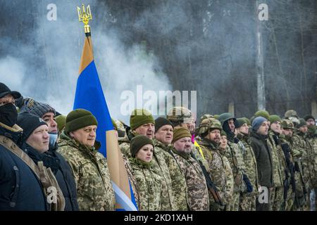 Volontaires de la Brigade de défense territoriale de Kiev en 112th dans un entraînement militaire dans la périphérie de la ville. Le Ministère de la défense a créé des brigades de défense dans les grandes villes en raison de la tension élevée avec l'accumulation de troupes russes à sa frontière. (Photo de Celestino Arce/NurPhoto) Banque D'Images