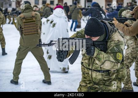 Volontaire civil de la Brigade de défense territoriale de Kiev de 112th avec des vêtements de l'armée avec son fusil lors d'un entraînement militaire pour les civils dans la banlieue de Kiev. Le Ministère de la défense a créé des brigades de défense dans les grandes villes en raison de la tension élevée avec l'accumulation de troupes russes à sa frontière et du risque d'invasion par la Russie. (Photo de Celestino Arce/NurPhoto) Banque D'Images