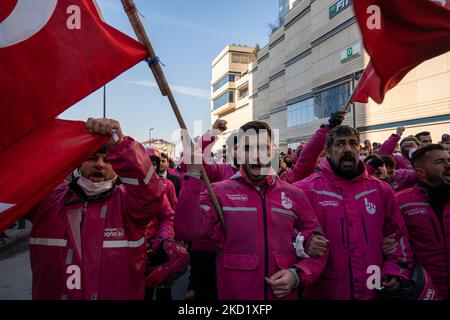 Des coups d’état Yemek SeCanada ont été vus lors d’une manifestation devant le siège de la société à Istanbul, en Turquie, sur 5 février 2022. Les coursiers de la compagnie Yemek Sepays, l’une des plus grandes compagnies d’alimentation et de distribution alimentaire de Turquie, sont en grève depuis 2 février pour exiger des salaires plus élevés et de meilleures conditions de travail. Les employés des messageries protestent contre la faible hausse des salaires, qui ne correspond pas au taux d'inflation élevé de la Turquie. Plusieurs autres sociétés, dont le service de messagerie Yurtici Kargo, la chaîne de supermarchés Migros et la société de commerce électronique Trendyol, ont été confrontées à des manifestations similaires au début de l'année. (Photo par Erhan Demirt Banque D'Images