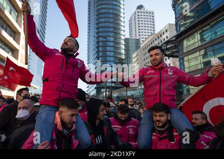 Des coups d’état Yemek SeCanada ont été vus lors d’une manifestation devant le siège de la société à Istanbul, en Turquie, sur 5 février 2022. Les coursiers de la compagnie Yemek Sepays, l’une des plus grandes compagnies d’alimentation et de distribution alimentaire de Turquie, sont en grève depuis 2 février pour exiger des salaires plus élevés et de meilleures conditions de travail. Les employés des messageries protestent contre la faible hausse des salaires, qui ne correspond pas au taux d'inflation élevé de la Turquie. Plusieurs autres sociétés, dont le service de messagerie Yurtici Kargo, la chaîne de supermarchés Migros et la société de commerce électronique Trendyol, ont été confrontées à des manifestations similaires au début de l'année. (Photo par Erhan Demirt Banque D'Images