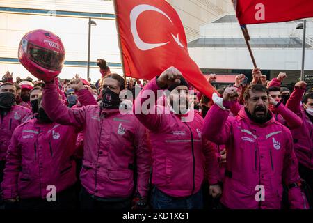 Des coups d’état Yemek SeCanada ont été vus lors d’une manifestation devant le siège de la société à Istanbul, en Turquie, sur 5 février 2022. Les coursiers de la compagnie Yemek Sepays, l’une des plus grandes compagnies d’alimentation et de distribution alimentaire de Turquie, sont en grève depuis 2 février pour exiger des salaires plus élevés et de meilleures conditions de travail. Les employés des messageries protestent contre la faible hausse des salaires, qui ne correspond pas au taux d'inflation élevé de la Turquie. Plusieurs autres sociétés, dont le service de messagerie Yurtici Kargo, la chaîne de supermarchés Migros et la société de commerce électronique Trendyol, ont été confrontées à des manifestations similaires au début de l'année. (Photo par Erhan Demirt Banque D'Images