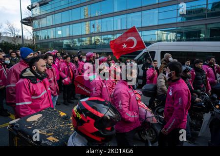 Des coups d’état Yemek SeCanada ont été vus lors d’une manifestation devant le siège de la société à Istanbul, en Turquie, sur 5 février 2022. Les coursiers de la compagnie Yemek Sepays, l’une des plus grandes compagnies d’alimentation et de distribution alimentaire de Turquie, sont en grève depuis 2 février pour exiger des salaires plus élevés et de meilleures conditions de travail. Les employés des messageries protestent contre la faible hausse des salaires, qui ne correspond pas au taux d'inflation élevé de la Turquie. Plusieurs autres sociétés, dont le service de messagerie Yurtici Kargo, la chaîne de supermarchés Migros et la société de commerce électronique Trendyol, ont été confrontées à des manifestations similaires au début de l'année. (Photo par Erhan Demirt Banque D'Images