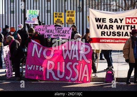 La CODEPINK affiche une bannière lors d'un rassemblement contre ce qu'ils considèrent comme une agression par les États-Unis et l'OTAN, 5 février 2022, à Washington. Les manifestants exigent l'abolition de l'OTAN, aucun des États-Unis n'était en Russie et une réduction du budget de la défense américaine pour résoudre les problèmes intérieurs. Le rassemblement était parrainé par des groupes anti-guerre CODEBINK, ANSWER Coalition, Black Alliance for Peace et la résistance populaire. (Photo d'Allison Bailey/NurPhoto) Banque D'Images