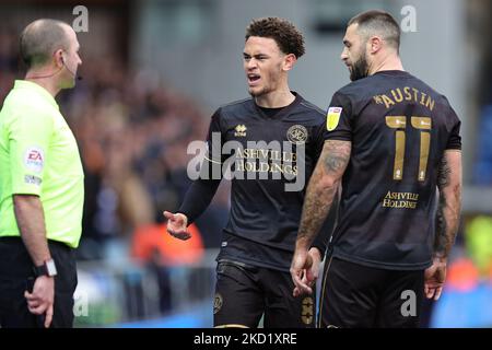 Luke Amos, de Queens Park Rangers, semble discuter avec l'adjoint aux arbitres lors du match de la quatrième ronde de la coupe Emirates FA entre Peterborough United et Queens Park Rangers au Weston Homes Stadium, Peterborough, le samedi 5th février 2022. (Photo de James HolyOak/MI News/NurPhoto) Banque D'Images