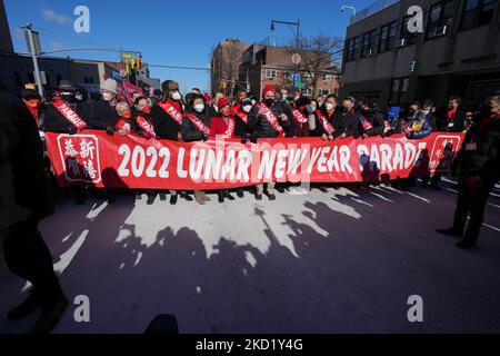 LE sénateur AMÉRICAIN Chuck Schumer, gouverneur de l'État de New York Kathy Hochul, membre du Congrès Grace Meng, a dirigé le défilé lors de la célébration du nouvel an lunaire à Flushing, New York, sur 5 février 2022 (photo de John Nacion/NurPhoto) Banque D'Images