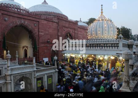 Devouts throng le Nizamuddin Dargah embrassé en jaune à l'occasion de 'souf Basant' à New Delhi, Inde sur 5 février 2022. Le festival de printemps hindou ou soufi Basant tel qu'il est connu, remonte au 12th siècle où le célèbre poète Amir Khusrow a consacré ses chansons de printemps à son khwaja (maître spirituel) Hazrat Nizamuddin Auliya. (Photo de Mayank Makhija/NurPhoto) Banque D'Images