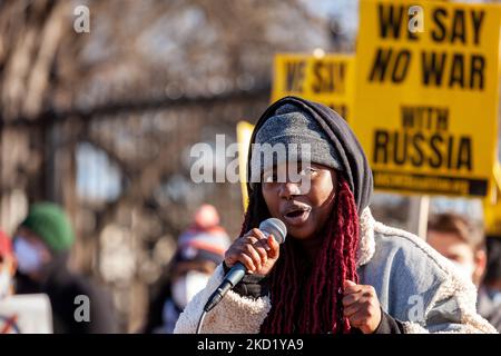 Afeni, activiste de Washington DC, s’exprime au cours d’un rassemblement contre ce que les organisations hôtes considèrent comme une agression par les Etats-Unis et l’OTAN. Les manifestants exigent l'abolition de l'OTAN, aucun des États-Unis n'était en Russie et une réduction du budget de la défense américaine pour résoudre les problèmes intérieurs. Le rassemblement était parrainé par des groupes anti-guerre CODEBINK, ANSWER Coalition, Black Alliance for Peace et la résistance populaire. (Photo d'Allison Bailey/NurPhoto) Banque D'Images