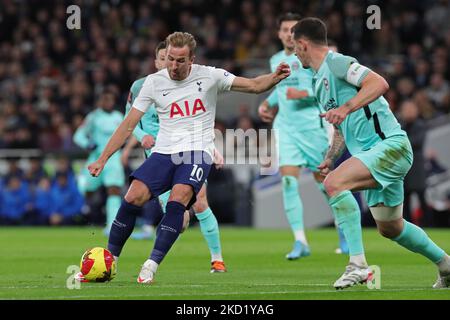 Le 5th février 2022, Harry Kane, avant de Tottenham, tire et marque 1-0 points lors du match de la FA Cup entre Tottenham Hotspur et Brighton et Hove Albion au Tottenham Hotspur Stadium, à Londres. (Photo de Jon Bromley/MI News/NurPhoto) Banque D'Images