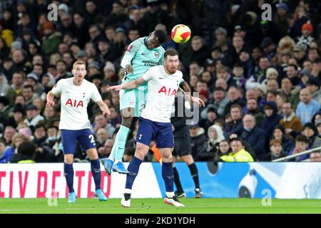 Danny Wellbeck, l'avant de Brighton, remporte le défi aérien contre Pierre-Emile Hojbjerg, le défenseur de Tottenham, lors du match de la coupe FA entre Tottenham Hotspur et Brighton et Hove Albion au stade Tottenham Hotspur, à Londres, le samedi 5th février 2022. (Photo de Jon Bromley/MI News/NurPhoto) Banque D'Images