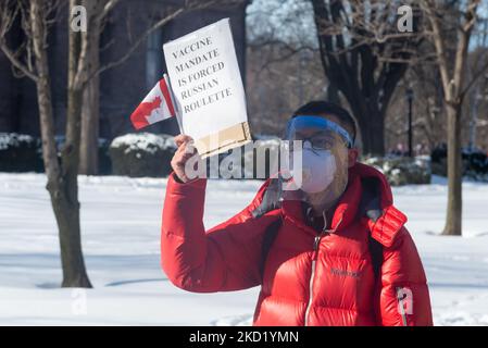 Des manifestants se rassemblent pour protester contre les mandats et les restrictions de Covid-19 concernant le vaccin dans le centre-ville de Toronto, au Canada, sur 5 février 2022. Des manifestants se sont de nouveau déversés à Toronto et à Ottawa tôt sur 5 février pour rejoindre un convoi de camionneurs dont l'occupation d'Ottawa pour dénoncer les mandats de vaccination contre Covid en est à sa deuxième semaine (photo d'Anatoliy Cherkasov/NurPhoto) Banque D'Images