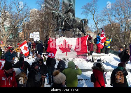 Des manifestants se rassemblent pour protester contre les mandats et les restrictions de Covid-19 concernant le vaccin dans le centre-ville de Toronto, au Canada, sur 5 février 2022. Des manifestants se sont de nouveau déversés à Toronto et à Ottawa tôt sur 5 février pour rejoindre un convoi de camionneurs dont l'occupation d'Ottawa pour dénoncer les mandats de vaccination contre Covid en est à sa deuxième semaine (photo d'Anatoliy Cherkasov/NurPhoto) Banque D'Images