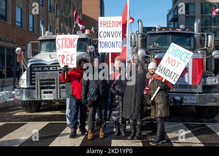 Des manifestants se rassemblent pour protester contre les mandats et les restrictions de Covid-19 concernant le vaccin dans le centre-ville de Toronto, au Canada, sur 5 février 2022. Des manifestants se sont de nouveau déversés à Toronto et à Ottawa tôt sur 5 février pour rejoindre un convoi de camionneurs dont l'occupation d'Ottawa pour dénoncer les mandats de vaccination contre Covid en est à sa deuxième semaine (photo d'Anatoliy Cherkasov/NurPhoto) Banque D'Images