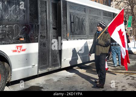 Des manifestants se rassemblent pour protester contre les mandats et les restrictions de Covid-19 concernant le vaccin dans le centre-ville de Toronto, au Canada, sur 5 février 2022. Des manifestants se sont de nouveau déversés à Toronto et à Ottawa tôt sur 5 février pour rejoindre un convoi de camionneurs dont l'occupation d'Ottawa pour dénoncer les mandats de vaccination contre Covid en est à sa deuxième semaine (photo d'Anatoliy Cherkasov/NurPhoto) Banque D'Images