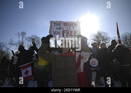 Un manifestant avec un panneau disant « la vérité vous fera libérer » lors de la manifestation à Queens Park pour soutenir les camionneurs et dénoncer la politique gouvernementale de vaccination obligatoire à Toronto, Canada (photo d'Arindam Shivaani/NurPhoto) Banque D'Images