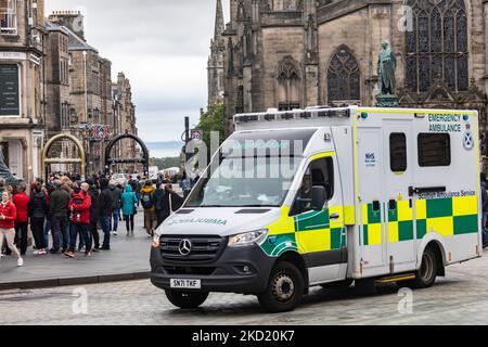 Edinburgh Royal Mile, véhicule ambulancier ambulancier écossais traverse le centre-ville, Edimbourg, Écosse, Royaume-Uni Banque D'Images