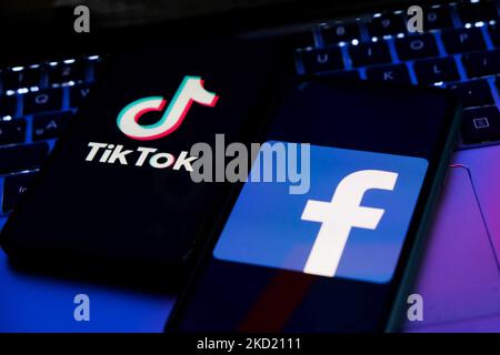 Les logos TikTok et Facebook affichés sur les écrans du téléphone et sur le clavier d'un ordinateur portable sont illustrés sur cette photo prise à Cracovie, en Pologne, sur 6 février 2022. (Photo d'illustration par Jakub Porzycki/NurPhoto) Banque D'Images