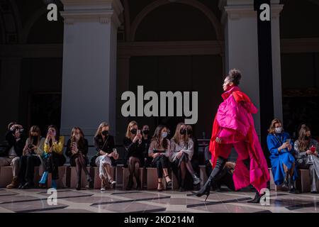 Un modèle présente une création du designer hongrois Cukovy lors de la BCEFW AW22/23 le 6 février 2022 au Musée des Beaux-Arts de Budapest, Hongrie. (Photo de Robert Szaniszló/NurPhoto) Banque D'Images