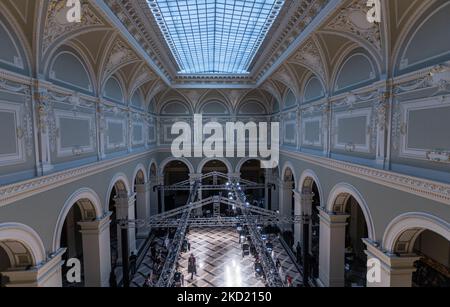 Un modèle présente une création du designer hongrois TheFour lors de la BCEFW AW22/23 le 6 février 2022 au Musée des Beaux-Arts de Budapest, Hongrie. (Photo de Robert Szaniszló/NurPhoto) Banque D'Images