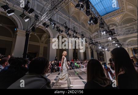 Un modèle présente une création du designer hongrois Nanushka lors de la BCEFW AW22/23 le 6 février 2022 au Musée des Beaux-Arts de Budapest, Hongrie. (Photo de Robert Szaniszló/NurPhoto) Banque D'Images