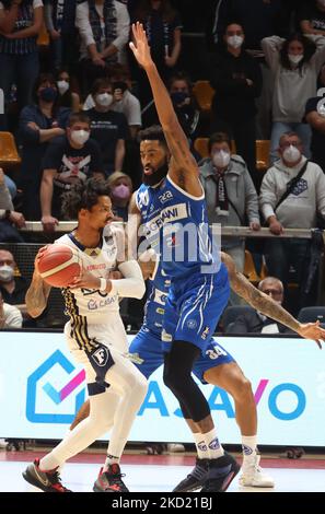 James Feldeine (Fortitudo Kigili Bologna) (L) contrecarré par Michael Cobbins (Pallacanestro Germani Brescia) pendant la série A1 italien LBA championnat de basket Kigili Fortitudo Bologna vs. Pallacanestro Germani Brescia au palais sportif de Paladozza , à Bologne, sur 06 février 2022. (Photo de Michele Nucci/LiveMedia/NurPhoto) Banque D'Images