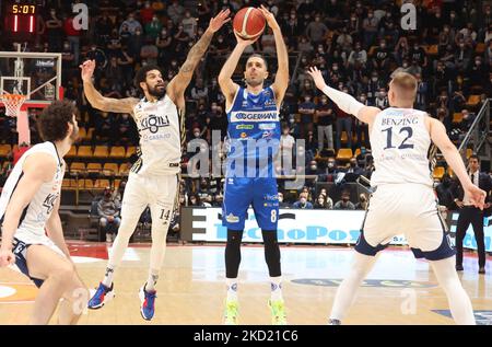 Amedeo Della Valle (Pallacanestro Germani Brescia) contrecarré par James Feldeine (Fortitudo Kigili Bologna) lors de la série A1 italien LBA basketball championnat match Kigili Fortitudo Bologna vs. Pallacanestro Germani Brescia au palais sportif de Paladozza , à Bologne, sur 06 février 2022. (Photo de Michele Nucci/LiveMedia/NurPhoto) Banque D'Images