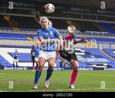 BIRMINGHAM, ROYAUME-UNI. FÉV 6th Jess Sigsworth, de Leicester City, traverse le ballon lors du match de la Super League féminine de Barclays FA entre Birmingham City et Leicester City à St Andrews, Birmingham, le dimanche 6th février 2022. (Crédit : Kieran Riley | MI News) (photo de MI News/NurPhoto) Banque D'Images
