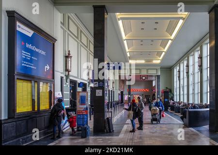 Le Peopl attendant le train dans la zone d'attente en face des billetteries est vu à Gdansk, Pologne, le 6 février 2022 (photo de Michal Fludra/NurPhoto) Banque D'Images