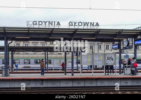 Les personnes attendant un train à la plate-forme de la gare Gdynia Glowna sont vues à Gdansk, Pologne, le 6 février 2022 (photo de Michal Fludra/NurPhoto) Banque D'Images