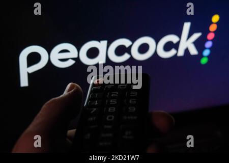 La télécommande du téléviseur est visible avec le logo Peacock affiché à l'écran sur cette photo prise à Cracovie, en Pologne, sur 6 février 2022. (Photo de Jakub Porzycki/NurPhoto) Banque D'Images