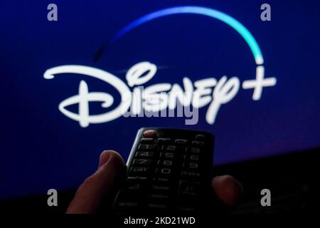 La télécommande du téléviseur est visible avec le logo Disney+ affiché à l'écran sur cette photo prise à Cracovie, en Pologne, sur 6 février 2022. (Photo de Jakub Porzycki/NurPhoto) Banque D'Images