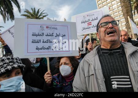 Les manifestants élèvent des pancartes qui se lisaient en arabe « révéler la vérité est égale à un pouvoir judiciaire indépendant » lors d’une manifestation organisée à l’occasion du 9th anniversaire de l’assassinat du dirigeant de gauche Chokri Belaid à Tunis, en Tunisie, sur 6 février 2022, Demander des comptes dans le cas de Chokri Belaid et la vérité sur les assassinats politiques ainsi que sur l'appareil secret du parti d'inspiration islamiste Ennahda. (Photo de Chedly Ben Ibrahim/NurPhoto) Banque D'Images