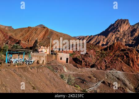 Petit café situé dans la Vallée des Dadès dans les montagnes du Haut Atlas au Maroc, en Afrique. (Photo de Creative Touch Imaging Ltd./NurPhoto) Banque D'Images